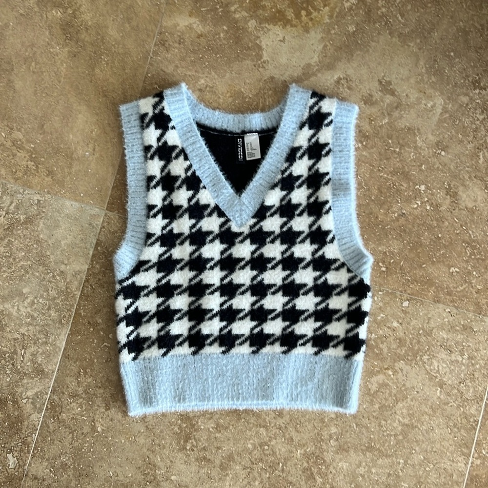 Cable Knit Vest - V-neck - Sleeveless
